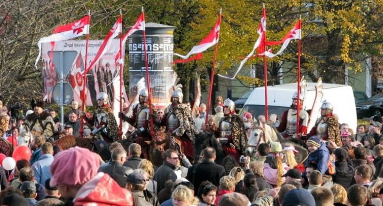 W zeszłym roku na Paradę Niepodległości w Gdańsku przyszło kilkanaście tysięcy osób.