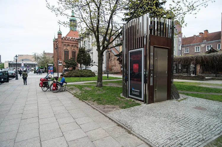 Przebudowa Traktu Królewskiego jest zdaniem Grzegorza Pellowskiego dobrą okazją, by w ścisłym centrum Gdańska powstały nowoczesne toalety pod ziemią. Na zdjęciu szalet przy ul. Bogusławskiego.