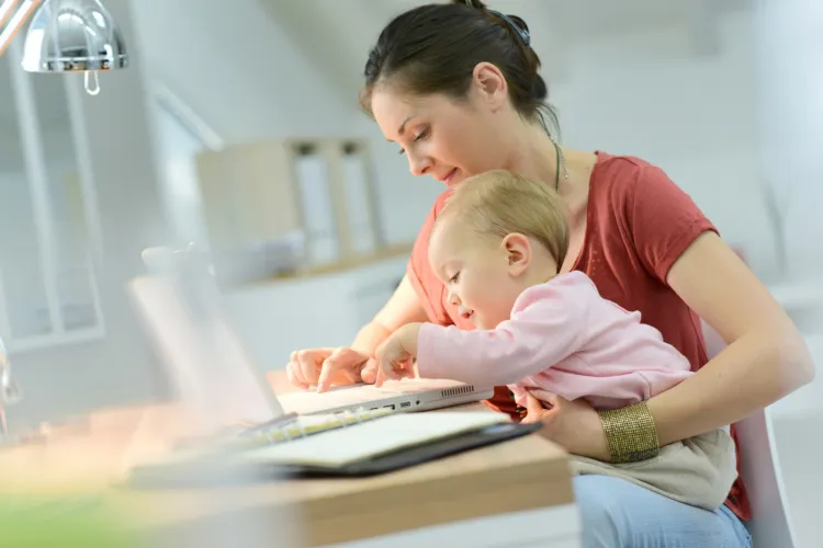 Ograniczenia w podejmowaniu pracy zawodowej podczas urlopu macierzyńskiego lub rodzicielskiego występują tylko w przypadku umowy o pracę na rzecz tego samego pracodawcy, który udzielił urlopu.