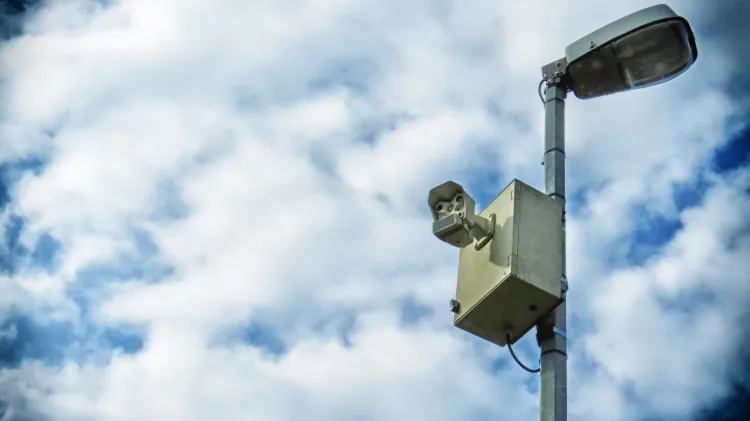 Miejskie rejestratory wykroczeń zazwyczaj montowane są na przydrożnych latarniach.