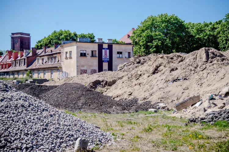 W 2015 roku klubowy teren przy Kościuszki zasypany był żwirem i piachem. Władze klubu mówiły wtedy, że nie wiedzą do końca, kto go przywozi. 