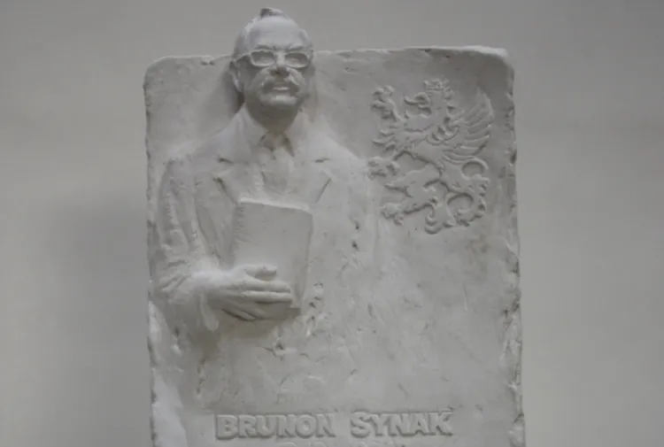 Projekt pomnika prof. Brunona Synaka autorstwa prof. Stanisława Szwechowicza. 