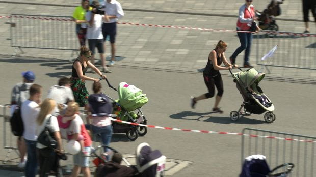 Wyścigi wózków dziecięcych na dystansie 100 metrów obyły się przed gdańskim Stadionem Energa.