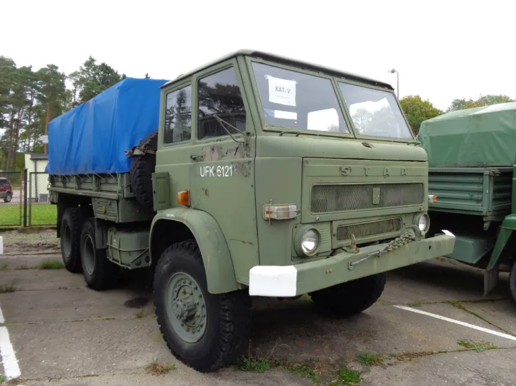 Agencja Mienia Wojskowego wystawiła na sprzedaż m.in. samochody ciężarowe Star 266.