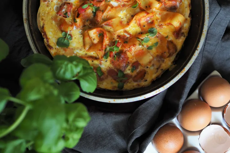 Sycący omlet z jajek, ziół i makaronu będzie dobrym pomysłem na kolację po treningu.