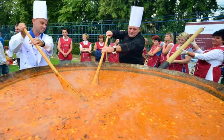 Największa fasolowa, przygotowana dwa lata temu w Gorzycach, ważyła 323 kilogramy. Gdyńska zupa wiśniowa będzie prawie dwa razy większa i wystarczy na kilka tysięcy porcji.
