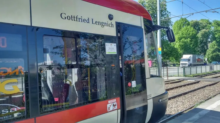 Gotfried Lengnich jest patronem tramwaju Pesa Swing o numerze bocznym 1023.