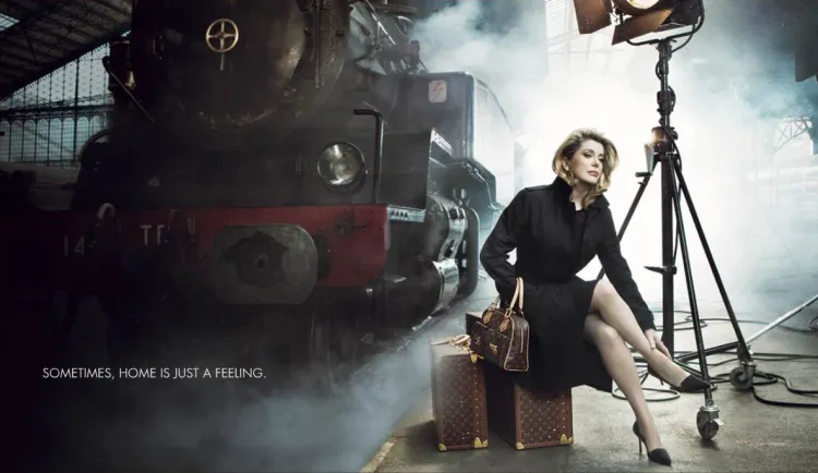 Marka Louis Vuitton uczyniła z legendy francuskiego kina, aktorki Catherine Deneuve, swoją ambasadorkę. 