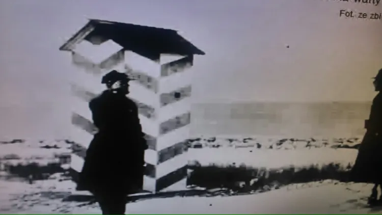 Fragment zdjęcia z okresu międzywojennego, na którym widać jedną ze stojących na Westerplatte polskich budek wartowniczych.