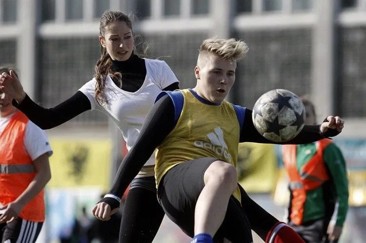 Nikola Sułek (w żółtej koszulce) na kilka lat zostawiła piłkę nożną dla pchnięcia kulą, w którym odnosiła sukcesy. Ostatecznie wygrała jednak miłość do futbolu.