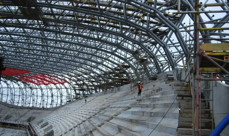 Konstrukcja dachu stadionu w Letnicy stoi już samodzielnie.