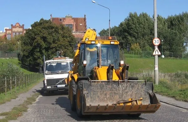 Ciężarówki i ciężki sprzęt budowlany są stałymi użytkownikami dróg na Olszynce.