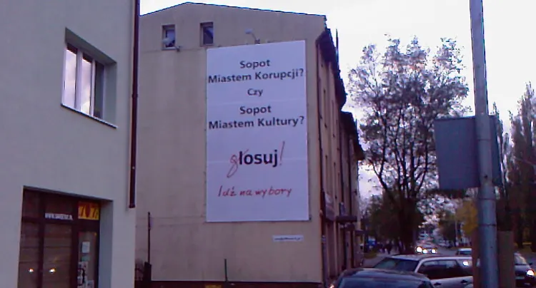 Billboard z użytym bez zgody Fundacji Batorego znakiem graficznym kampanii "Masz Głos, Masz Wybór" wisiał przez kilka dni na budynku przy. al. Niepodległości.