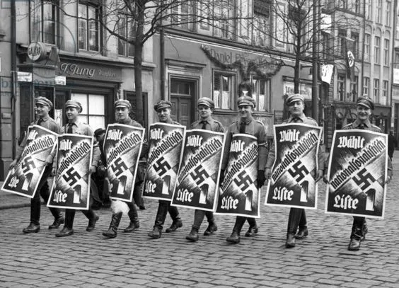 Narodowi socjaliści demonstrują na ulicach Gdańska na początku lat 30. XX wieku. 