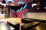 Piętro -1 w Fiu Bździu to sala przeznaczona na imprezę z dużą lożą i barem. 