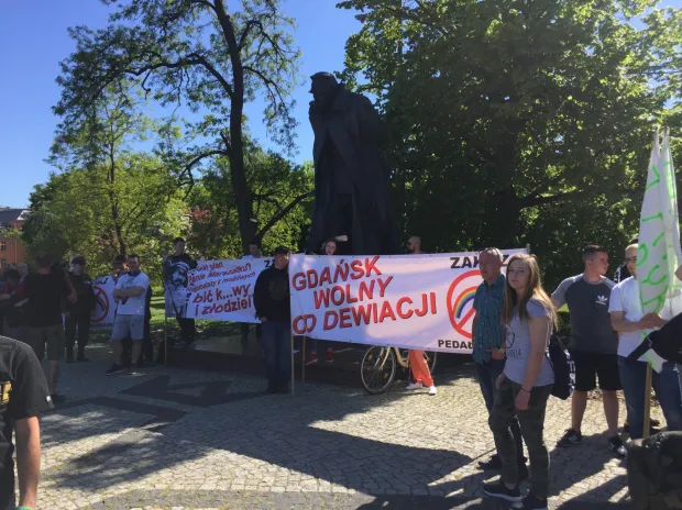 Kontrmanifestanci ze środowisk prawicowych zajęli plac pod pomnikiem Piłsudskiego skąd miał ruszyć Marsz Wolności.