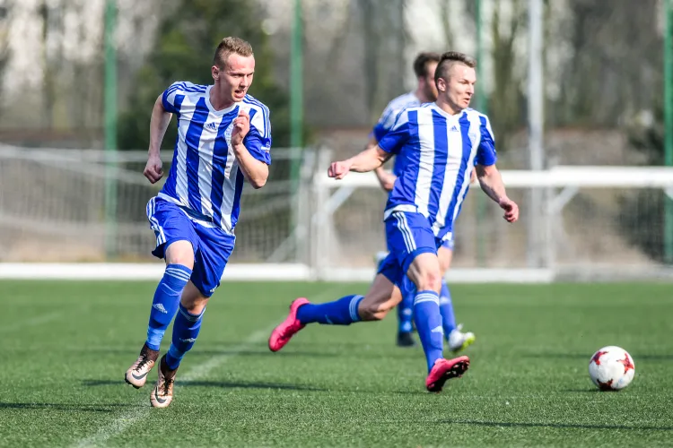 Walka o awans do II ligi wchodzi w decydująca fazę. Do końca sezonu zostało pięć spotkań. Na zdjęciu gracze Bałtyku Mateusz Kuzimski (z lewej) i Krzysztof Rzepa (z prawej).