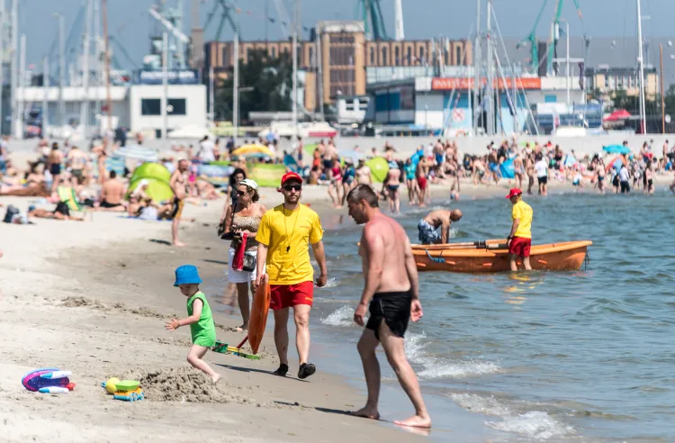 Trójmiejscy plażowicze co roku mogą liczyć na czuwających nad ich bezpieczeństwem ratowników wodnych. Z sezonu na sezon o skompletowanie kadry jest jednak coraz trudniej.
