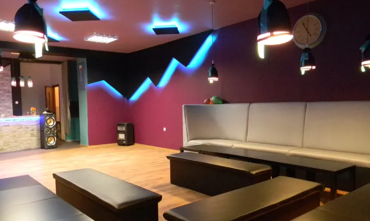 Piętro -1 w Fiu Bździu to sala przeznaczona na imprezę z dużą lożą i barem. 