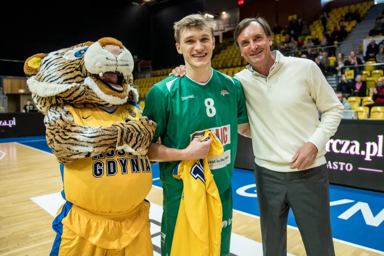 Prezes Asseco, Przemysław Sęczkowski (z prawej) uważa, że jednym z sukcesów ostatnich lat było wychowanie koszykarsko Filipa Matczaka, który zagra w finale play-off PLK ze Stelmetem Zielona Góra.
