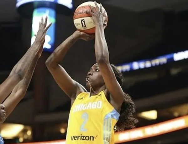 Kahleah Copper w barwach Chicago Sky.