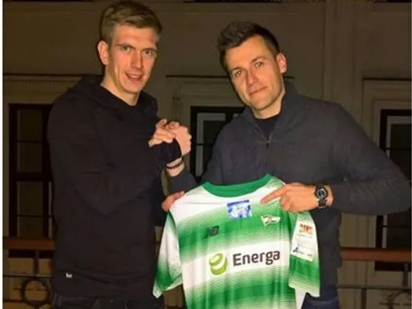 Michał Nalepa (z lewej) dzień po zdobyciu Pucharu Węgier z Ferencvárosi TC, oficjalnie potwierdził swoje przenosiny do Lechii Gdańsk.