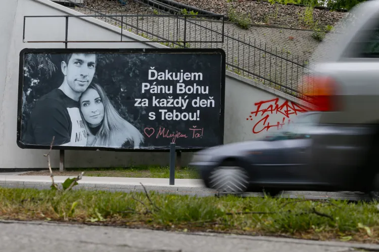 Dwa billboardy ze zdjęciem Dusana Kuciaka i jego żony pojawiły się w czwartek w Gdańsku. To romantyczne wyznanie to prezent bramkarza z okazji 5. rocznicy ślubu.