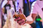 Miłośnicy piwa od piątku bawią się na festiwalu piw rzemieślniczych i regionalnych Hevelka.