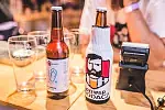 Miłośnicy piwa od piątku bawią się na festiwalu piw rzemieślniczych i regionalnych Hevelka.