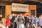 Miłośnicy piwa od piątku bawią się na festiwalu piw rzemieślniczych i regionalnych Hevelka.