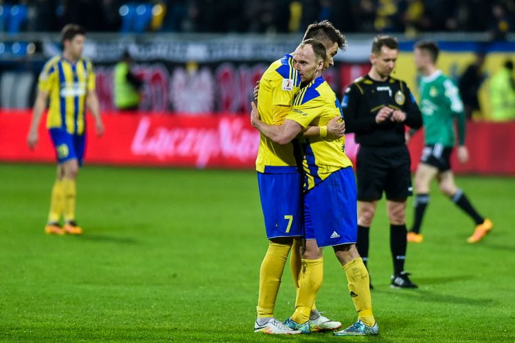 W Lubinie piłkarze Arki Gdynia strzelili wszystkie gole. Do przerwy piłkę do właściwej siatki posłali: Rafał Siemaszko (z prawej) i Dariusz Formella (z lewej).