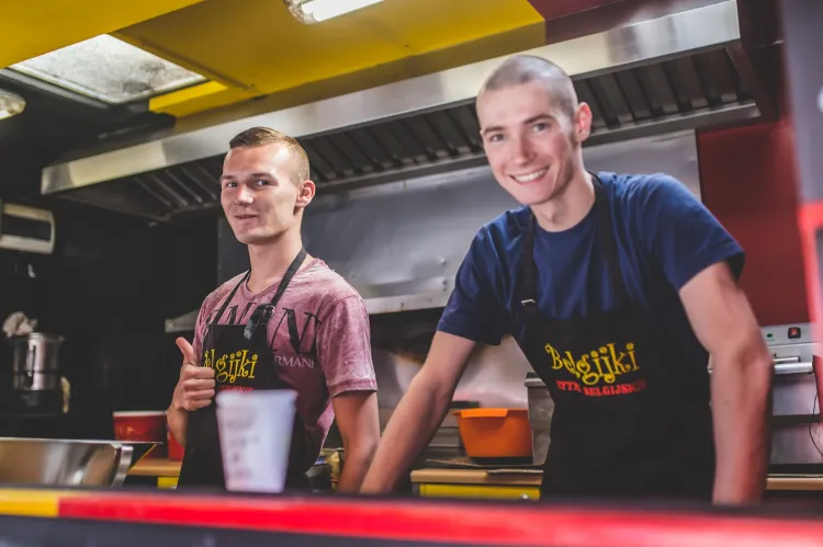Miłośnicy piwa od piątku bawią się na festiwalu piw rzemieślniczych i regionalnych Hevelka.