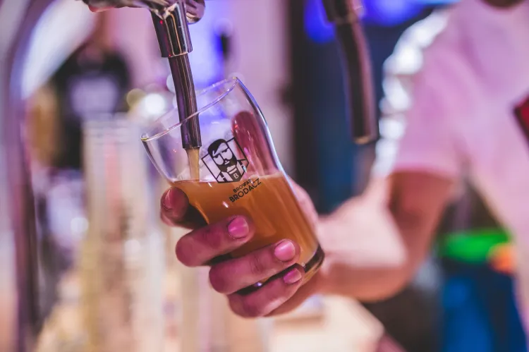 Miłośnicy piwa od piątku bawią się na festiwalu piw rzemieślniczych i regionalnych Hevelka.