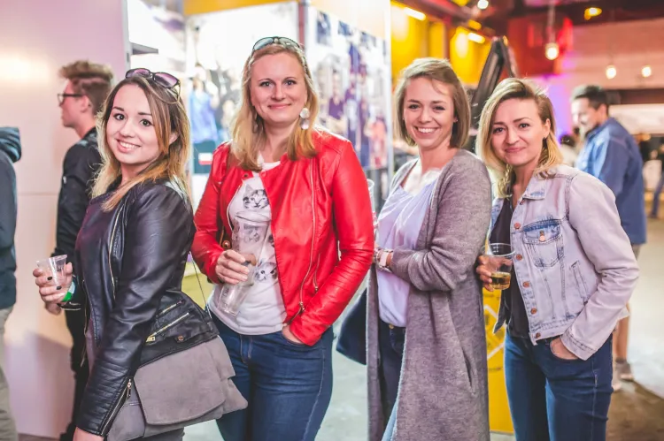 Miłośnicy piwa od piątku bawią się na festiwalu piw rzemieślniczych i regionalnych Hevelka.