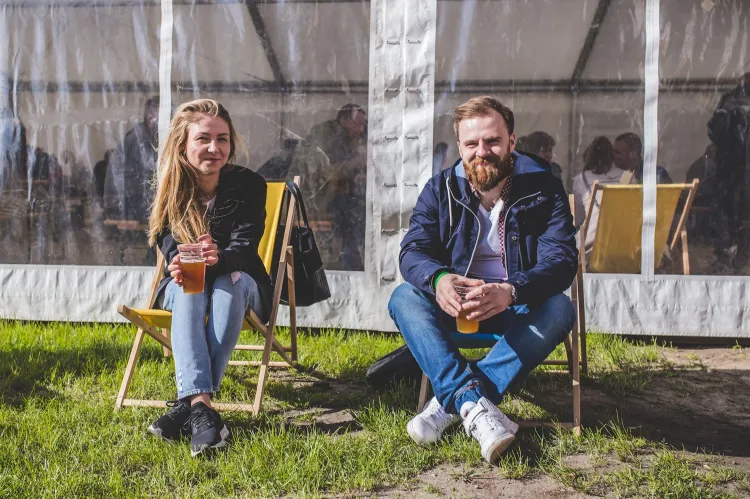 Miłośnicy piwa od piątku bawią się na festiwalu piw rzemieślniczych i regionalnych Hevelka.