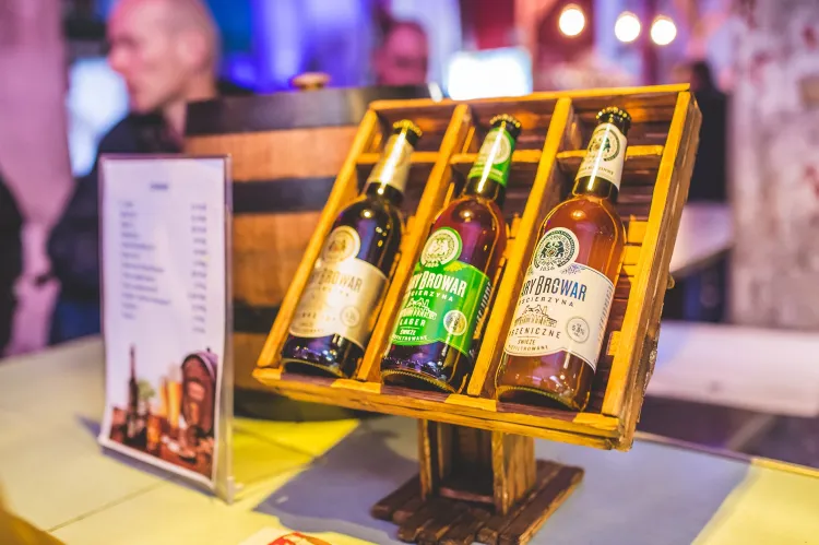 Miłośnicy piwa od piątku bawią się na festiwalu piw rzemieślniczych i regionalnych Hevelka.