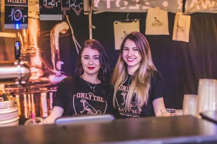 Miłośnicy piwa od piątku bawią się na festiwalu piw rzemieślniczych i regionalnych Hevelka.