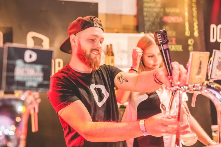 Miłośnicy piwa od piątku bawią się na festiwalu piw rzemieślniczych i regionalnych Hevelka.