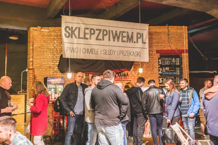 Miłośnicy piwa od piątku bawią się na festiwalu piw rzemieślniczych i regionalnych Hevelka.