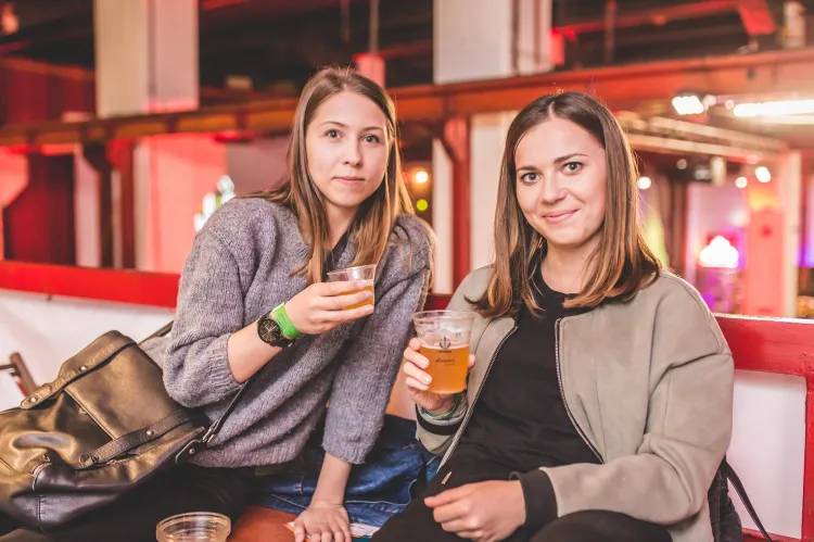 Miłośnicy piwa od piątku bawią się na festiwalu piw rzemieślniczych i regionalnych Hevelka.
