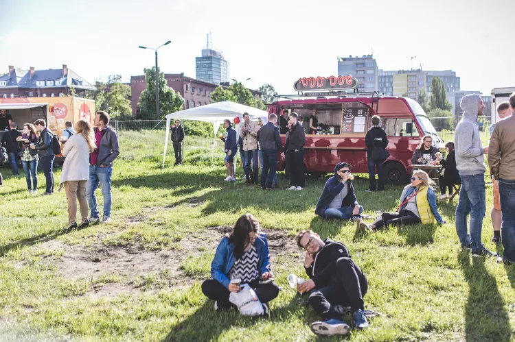 Miłośnicy piwa od piątku bawią się na festiwalu piw rzemieślniczych i regionalnych Hevelka.