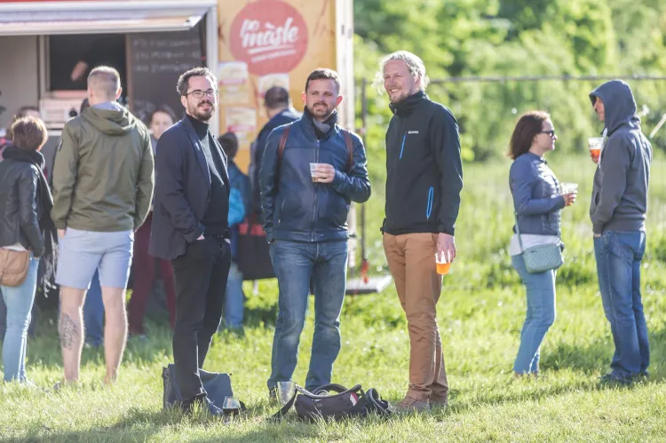 Miłośnicy piwa od piątku bawią się na festiwalu piw rzemieślniczych i regionalnych Hevelka.
