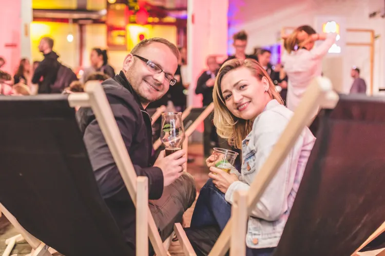 Miłośnicy piwa od piątku bawią się na festiwalu piw rzemieślniczych i regionalnych Hevelka.
