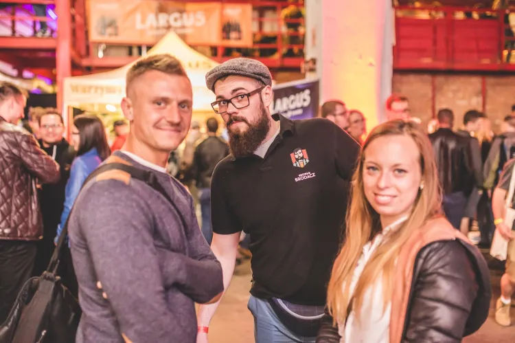 Miłośnicy piwa od piątku bawią się na festiwalu piw rzemieślniczych i regionalnych Hevelka.