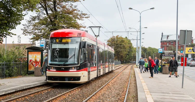 Nowe tramwaje będą w pełni niskopodłogowe i dwukierunkowe, podobnie jak kursujące już po Gdańsku Pesy Jazz Duo.