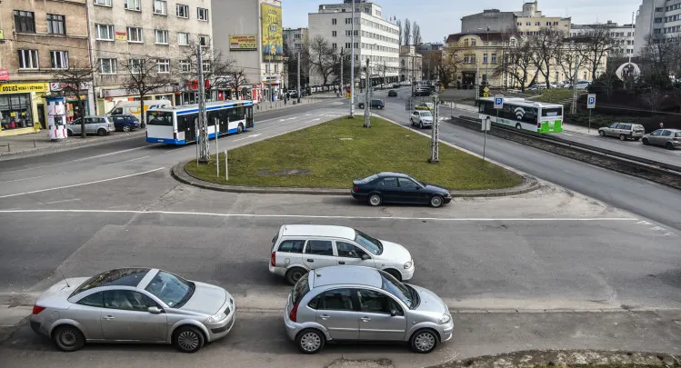 Skrzyżowanie przy dworcu w Gdyni czeka na przebudowę od kilku lat, ale do ostatniego roku, nie było na nią pieniędzy.
