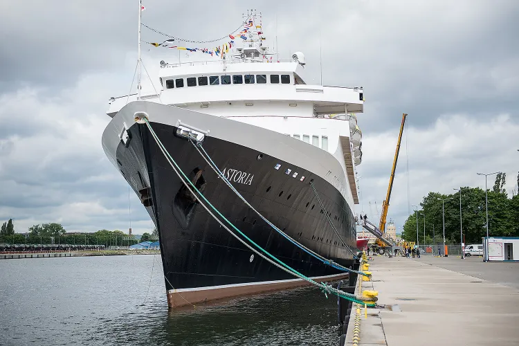 Astoria została zwodowana w 1948 roku i jest obecnie najstarszym statkiem we współczesnej światowej flocie wycieczkowej.
