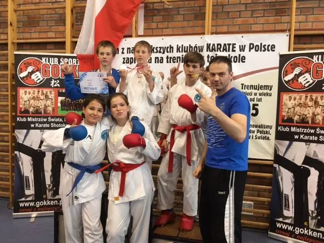 Sonkei Gdańsk prowadzi szkolenie w karate olimpijskim WKF. Jak przekonuje trener Bartosz Wzorek (z prawej), ta dyscyplina rozwija nie tylko sprawność fizyczną, ale i uczy szacunku do innych.