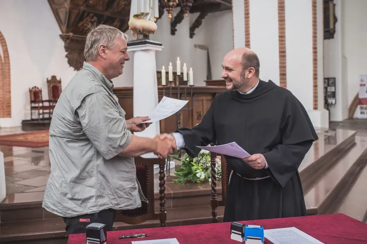  O. Tomasz Jank i Kristian Wegscheider podpisali umowę na realizację ostatniego etapu prac podczas odbudowy zabytkowych organów w kościele Św. Trójcy.