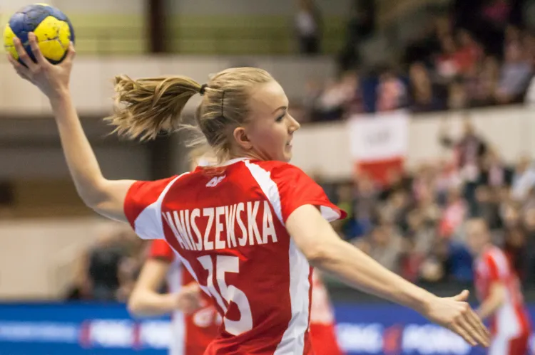 Katarzyna Janiszewska (na zdjęciu) rzuciła Rosjankom 3 bramki, podobnie jak Monika Kobylińska. Polki nawiązały jednak równą walkę z mistrzyniami olimpijskimi tylko do przerwy.